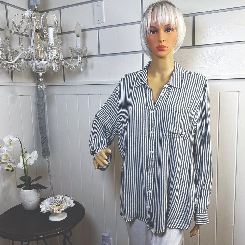 TERRA SKY Gray White Stripe Button Up Boyfriend Shirt Like New condition 1X